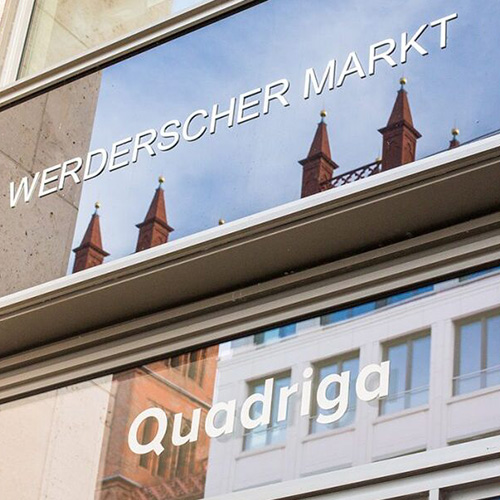 Blick auf das Quadriga-Logo über dem Eingangsbereich am Werderschen Markt