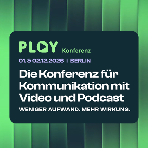 Logo der PLAY Konferenz mit dem Titel und Datum auf einem grünen, gestreiften Hintergrund.